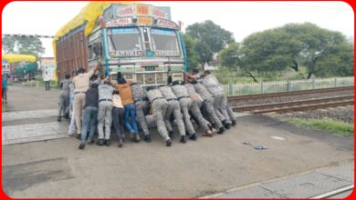 खाकी की मुस्तैदी: मकरोनिया-गुड़ा फाटक पर मसीहा बने QRF के जवान, टला बड़ा रेल हादसा 6 InCollage 20260809 165643340