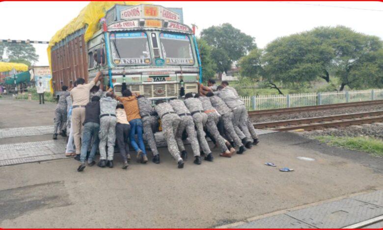खाकी की मुस्तैदी: मकरोनिया-गुड़ा फाटक पर मसीहा बने QRF के जवान, टला बड़ा रेल हादसा 1 InCollage 20260809 165643340