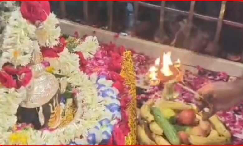 सावन सोमवार पर महादेव की भक्ति में झूमे भक्त : स्फटिक शिवलिंग के दर्शन को उमड़े श्रद्धालु.... देखें पूरा वीडियो 1 InCollage 20260810 173112827