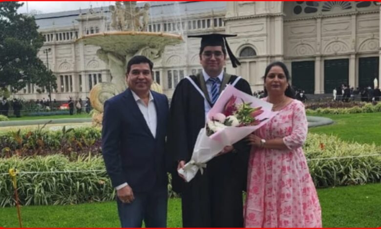 बुंदेलखंड की माटी का कमाल: पिता-पुत्र ने लहराया विदेश में परचम 1 InCollage 20260811 145635016