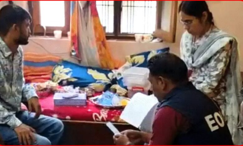 फॉरेस्ट क्लर्क के ठिकाने पर EOW का छापा, बेहिसाब संपत्ति का खुलासा : 50 लाख की दुकान, 5 लाख नकद, 4 किलो चांदी और 200 ग्राम सोना मिला; तीन लग्जरी गाड़ियां भी बरामद 1 InCollage 20260812 221627746