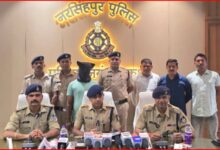 फर्जी आईएएस बनकर महिला डॉक्टर से 3 लाख की ठगी, वाराणसी से गिरफ्तार : जीवनसाथी डॉट कॉम के जरिए जाल, AI से बनाता था फर्जी तस्वीरें 6 InCollage 20260813 193101317