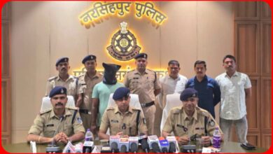 फर्जी आईएएस बनकर महिला डॉक्टर से 3 लाख की ठगी, वाराणसी से गिरफ्तार : जीवनसाथी डॉट कॉम के जरिए जाल, AI से बनाता था फर्जी तस्वीरें 3 InCollage 20260813 193101317