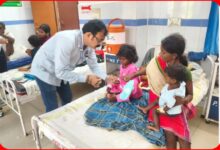 बच्चों की मौतों के बीच फिर एक मासूम ने तोड़ा दम : अस्पताल से घर लौटने के कुछ दिन बाद बिगड़ी आकाश की हालत....मौतों के आंकड़े पर अब भी सवाल, स्वास्थ्य विभाग 8 पर कायम 8 InCollage 20260819 100538738