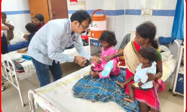 बच्चों की मौतों के बीच फिर एक मासूम ने तोड़ा दम : अस्पताल से घर लौटने के कुछ दिन बाद बिगड़ी आकाश की हालत....मौतों के आंकड़े पर अब भी सवाल, स्वास्थ्य विभाग 8 पर कायम 1 InCollage 20260819 100538738