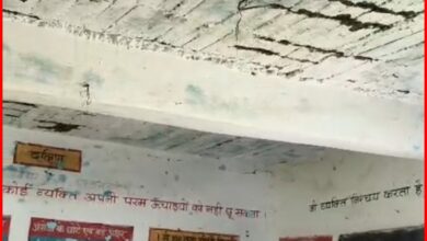 खौफ के साए में नौनिहाल: टपकती छत और टूटते प्लास्टर के बीच गढ़ी जा रही बच्चों की तकदीर 4 InCollage 20260819 190605734