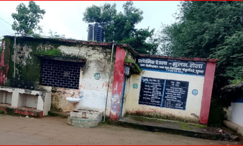 आखिर कैसे पढे़गा इडिया? : अफसरों की फाइलों में विकास, जमीन पर बेबस नौनिहाल: 3 साल और अनगिनत अर्जियों के बाद भी छत नहीं... 1 InCollage 20260820 211551256