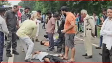 BREAKING: NH 30 पर खौफनाक मंजर : 3 युवकों को स्कॉर्पियो ने रौंदा: ट्रक में फंसकर दूर तक घिसटी बाइक, पुलिस जांच में जुटी 4 InCollage 20260824 192824687