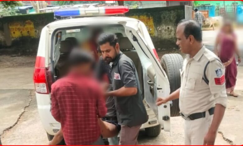 मौत के फंदे से खींच लाई डायल-112 : खाकी और परिजनों की मुस्तैदी से बची युवक की जान 1 InCollage 20260825 165900810