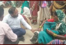 पानी की समस्या को लेकर शहडोल-रायपुर हाईवे पर ग्रामीणों ने किया चक्काजाम : सड़क पर ग्रामीणों के बीच बैठकर सीईओ ने सुनी समस्याए 3 InCollage 20260825 193534629