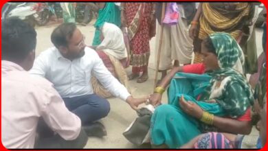 पानी की समस्या को लेकर शहडोल-रायपुर हाईवे पर ग्रामीणों ने किया चक्काजाम : सड़क पर ग्रामीणों के बीच बैठकर सीईओ ने सुनी समस्याए 7 InCollage 20260825 193534629
