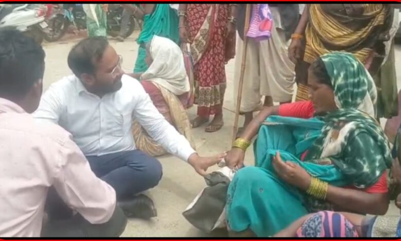 पानी की समस्या को लेकर शहडोल-रायपुर हाईवे पर ग्रामीणों ने किया चक्काजाम : सड़क पर ग्रामीणों के बीच बैठकर सीईओ ने सुनी समस्याए 1 InCollage 20260825 193534629