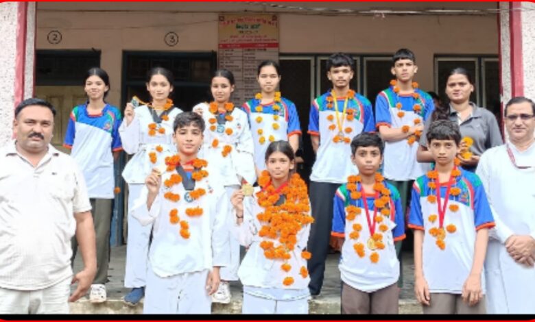 विद्यालय के ताइक्वांडो खिलाड़ियों ने जीते 10 पदक : 37वीं क्षेत्रीय ताइक्वांडो प्रतियोगिता में खिलाड़ियों ने दिखाया शानदार खेल कौशल, 3 स्वर्ण, 4 रजत और 3 कांस्य पदक किए हासिल 1 InCollage 20260825 221925713