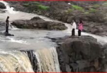 सेल्फी का जानलेवा "क्रेज": जलप्रपात की फिसलन भरी चट्टानों पर जिंदगी दांव पर लगा रहे युवा 2 InCollage 20260827 085046366