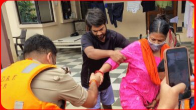 पानी के पहरे में कैद थीं सांसें: SDRF का रेस्क्यू ऑपरेशन , डिप्टी सीएम के एक्शन के बाद करीब 1 दर्जन लोग सुरक्षित निकाले गए 5 InCollage 20260827 122652802