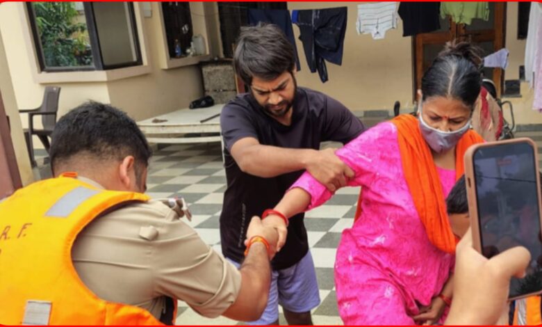 पानी के पहरे में कैद थीं सांसें: SDRF का रेस्क्यू ऑपरेशन , डिप्टी सीएम के एक्शन के बाद करीब 1 दर्जन लोग सुरक्षित निकाले गए 1 InCollage 20260827 122652802