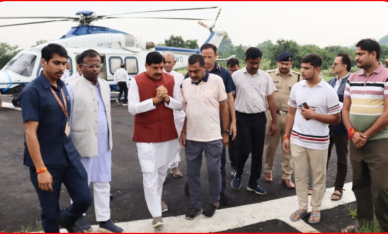 मंदाकिनी के सैलाब के बीच चित्रकूट पहुंचे मुख्यमंत्री : हेलीकॉप्टर से लिया बाढ़ प्रभावित क्षेत्रों का जायजा 1 InCollage 20260830 112506054