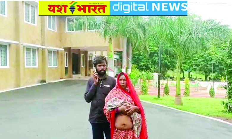 नवजात का शव लेकर एसपी ऑफिस पहुंचे परिजन, आरोप : गर्भवती महिला से मारपीट के बाद नवजात की मौत, पुलिस पर कार्रवाई न करने का आरोप 1 Page 1 1