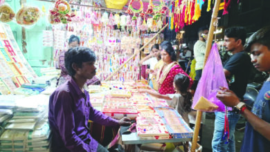 कल रक्षाबंधन, बाजारों में भीड़ के नजारे, देर रात तक चलेगा खरीदारी का सिलसिला, महंगाई के बावजूद पर्व को लेकर उत्साह 4 Page 2