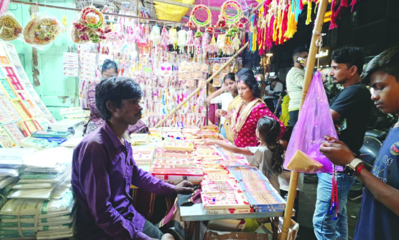 कल रक्षाबंधन, बाजारों में भीड़ के नजारे, देर रात तक चलेगा खरीदारी का सिलसिला, महंगाई के बावजूद पर्व को लेकर उत्साह 1 Page 2