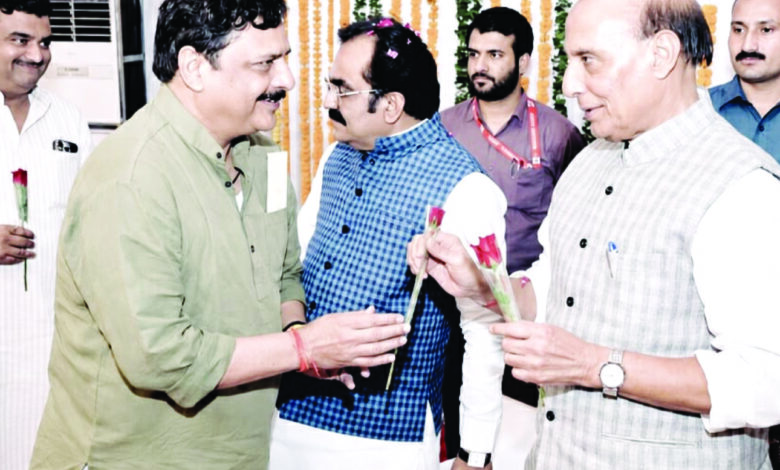 केन्द्रीय रक्षा मंत्री से मिले विधायक, ओएफके बजरिया को साऊथ स्टेशन के समीप शिफ्ट करने की मांग 1 Page 3 1
