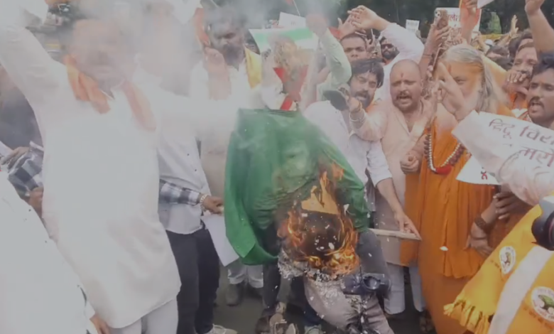 भोपाल में बजरंग दल ने राहुल गांधी के पुतले पर पोता गोबर, फिर फूंका , देखे वीडियो 1 Screenshot 2026 08 01 162618