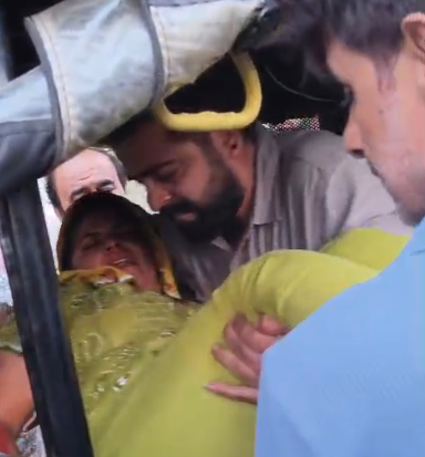 बाइक सवार ने एक्टिवा को मारी टक्कर, महिला घायल, देखे वीडियो 1 Screenshot 2026 08 06 191322