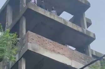 नर्सिंग छात्रों का सब्र टूटा: भूख हड़ताल के साथ उग्र हुआ आंदोलन, रिजल्ट और स्कॉलरशिप के लिए बिल्डिंग पर चढ़े स्टूडेंट 7 Screenshot 2026 08 12 182601