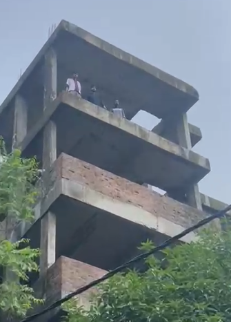 नर्सिंग छात्रों का सब्र टूटा: भूख हड़ताल के साथ उग्र हुआ आंदोलन, रिजल्ट और स्कॉलरशिप के लिए बिल्डिंग पर चढ़े स्टूडेंट 1 Screenshot 2026 08 12 182601