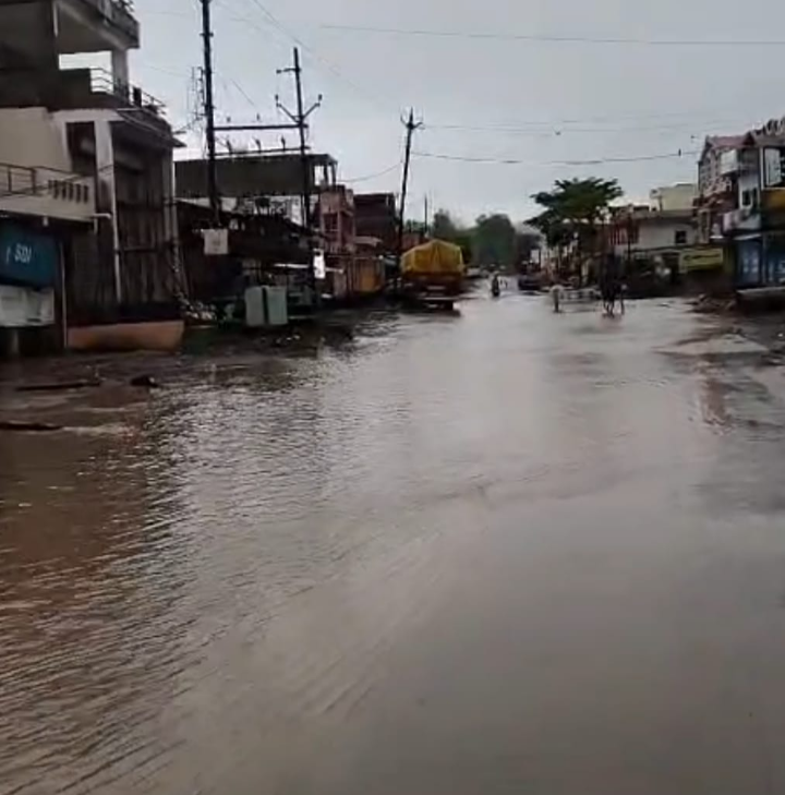 क्षेत्र 'जलमग्न' ,वादे 'जलदफ़न': सड़कें बनीं नदियां, घरों में घुसा पानी 2 Screenshot 20260809 113911.WhatsApp