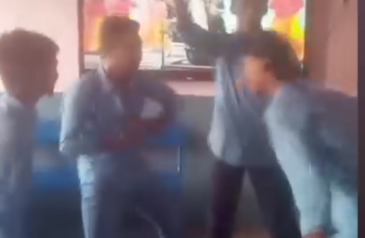 डिजिटल शिक्षा पर भारी पड़ा 'भोजपुरी ठुमका': स्मार्ट टीवी पर 'कमरिया डोले' पर नाचे छात्र, शिक्षक गायब 1 Screenshot 20260812 155301.WhatsApp