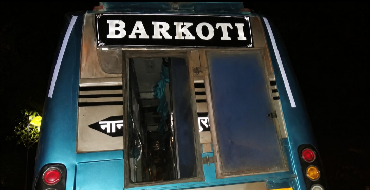 ओवरलोडिंग बनी आफत: सागर में 125 सवारियों से भरी बस का टायर फटा, 3 गाड़ियां चकनाचूर, दर्जनभर घायल.…देखें पूरा वीडियो 1 Screenshot 20260826 082656.WhatsApp