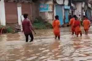 जलप्रलय की आहट: सतना-चित्रकूट में सड़कें बनीं दरिया, 7 जिलों में भारी बारिश का रेड अलर्ट 2 Screenshot 20260829 105905.Dainik Bhaskar