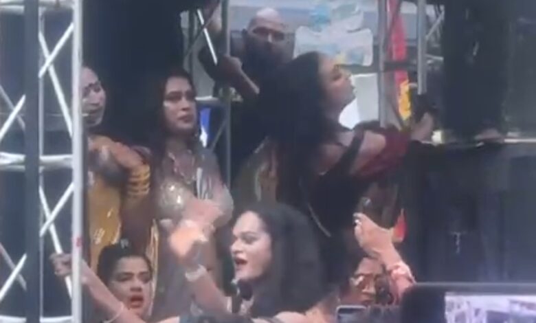 कजलिया पर्व पर सड़कों पर उतरा किन्नर समाज, सज-धजकर डांस करते निकले, देखे वीडियो..... 1 Screenshot 20260829 214506 WhatsApp