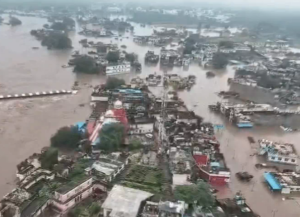 "मंदाकिनी का रौद्र रूप, जलमग्न चित्रकूट" : मूसलाधार बारिश ने छीनी जिंदगी भर की जमा-पूंजी, 42 साल पुराना पुल भी तेज बहाव में बहा 2 Screenshot 20260830 085701.Dainik Bhaskar