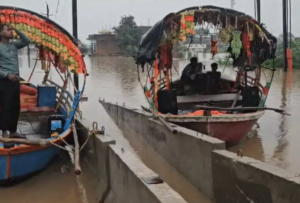 "मंदाकिनी का रौद्र रूप, जलमग्न चित्रकूट" : मूसलाधार बारिश ने छीनी जिंदगी भर की जमा-पूंजी, 42 साल पुराना पुल भी तेज बहाव में बहा 1 Screenshot 20260830 085713.Dainik Bhaskar