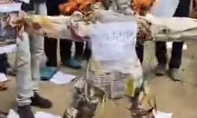 जलभराव और बदहाल सड़कों से नाराज लोगों ने फूंका नगर निगम का पुतला 1 Screenshot 20260830 141839 Dainik Bhaskar