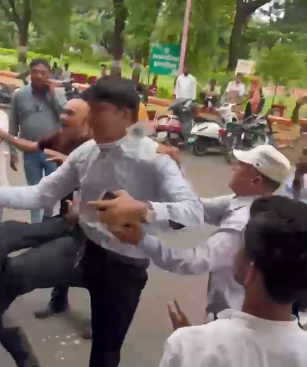 RDVV जबलपुर में हंगामा,अनशन के दौरान कुलगुरु के समर्थकों और छात्रों में हिंसक झड़प…देंखे ,वीडियो 1 Untitled 5 copy 4