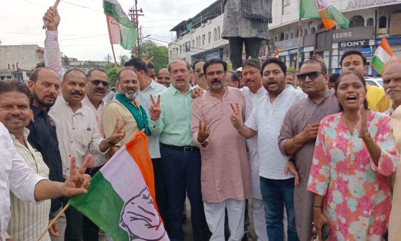दतिया जीत की खुशी में जबलपुर में कांग्रेस का जश्न, पटाखे फोड़े और मिठाइयां बांटी.. देखे वीडियो 1 WhatsApp Image 2026 08 03 at 16.14.32