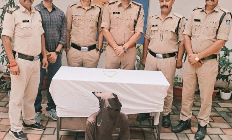 ट्रेन में झाड़ू लगाने के बहाने चोरी करने वाला बदमाश गिरफ्तार, 3 लाख का मंगलसूत्र बरामद 1 WhatsApp Image 2026 08 04 at 15.51.20