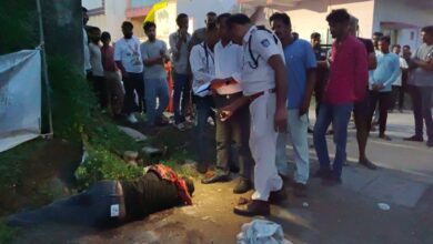 यश भारत ब्रेकिंग ...गोहलपुर कृष्णा कॉलोनी में युवक की चाकू मारकर हत्या, तीन हमलावर फरार.... देखें वीडियो 9 WhatsApp Image 2026 08 05 at 19.09.04