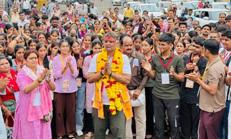 नरेला के 70 मेधावी छात्र 300 परिजनों के साथ निःशुल्क ब्रज दर्शन यात्रा पर रवाना 1 WhatsApp Image 2026 08 08 at 18.28.11