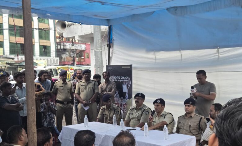 इतवारा चौक में पुलिस आयुक्त ने किया जनसंवाद - अवैध नशामुक्त क्षेत्र, ट्रैफिक और साइबर सुरक्षा पर दिया जोर 1 WhatsApp Image 2026 08 10 at 12.18.35