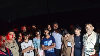 बाबाझिरी में मूसलाधार बारिश से उफनाया नाला, टीले पर फंसे 7 दोस्तों को पुलिस ने ग्रामीणों की मदद से सुरक्षित निकाला 11 WhatsApp Image 2026 08 12 at 12.13.38