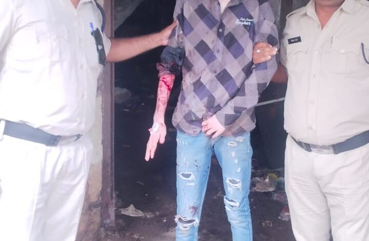 हमीदिया में जेल प्रहरी को पीटकर भागा कैदी, 2 घंटे बाद पुलिस ने दबोचा 1 WhatsApp Image 2026 08 14 at 12.17.04