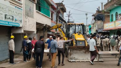 नारियलखेड़ा में मकानों पर निगम की कार्रवाई, नोटिस के बाद चला बुलडोजर, चार थानो का पुलिस बल रहा तैनात 7 WhatsApp Image 2026 08 18 at 12.16.36
