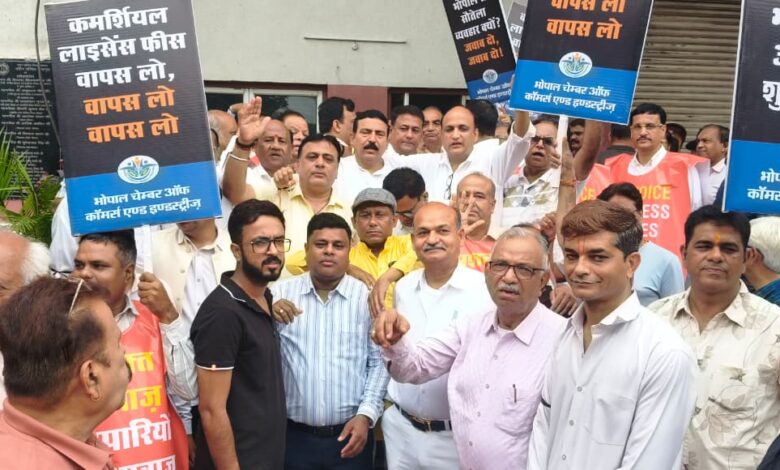 कमर्शियल लाइसेंस फीस पर व्यापारियों का हल्लाबोल, निगम कार्यालय घेरा - हाथों में पोस्टर और तख्तियां लेकर पहुंचे प्रदर्शनकारी - निगम प्रशासन के खिलाफ की जमकर नारेबाजी 1 WhatsApp Image 2026 08 19 at 12.25.56