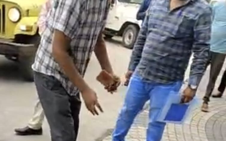 नगर निगम मुख्यालय में जमकर बवाल: AHO ने HO को दी धमकी, जूता निकालने का प्रयास; बोला- मंत्री की भी नहीं सुनता, देखे वीडियो 1 WhatsApp Image 2026 08 22 at 15.35.12