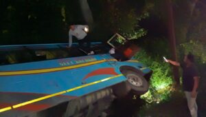 बाइक सवार को बचाने के चक्कर में पलटी बस, बड़ा हादसा टला 2 WhatsApp Image 2026 08 22 at 20.52.18
