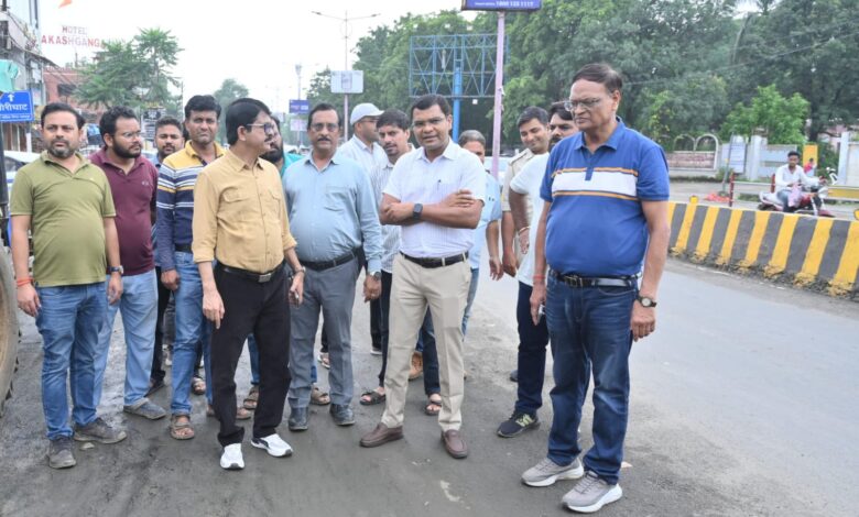 क्षतिग्रस्त सड़कों की मरम्मत के लिए नगर निगम ने तेज किया काम, प्रमुख मार्गों और कॉलोनियों में होगा सुधार 1 WhatsApp Image 2026 08 23 at 20.22.15